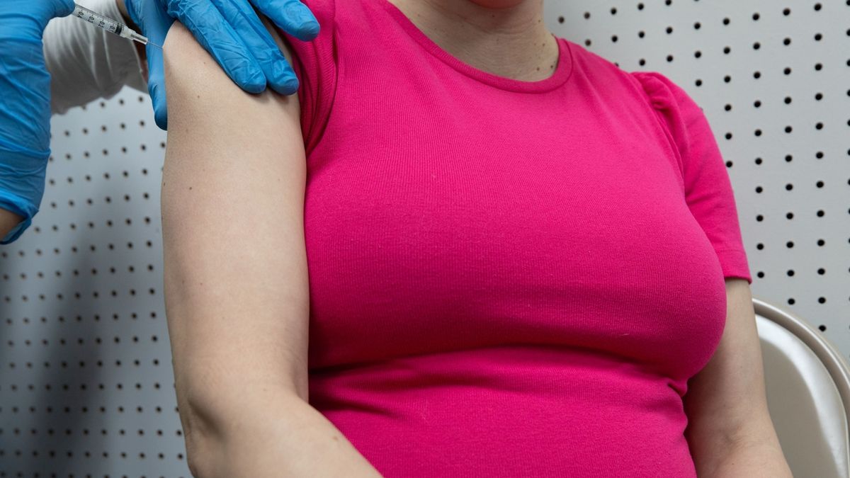 V Izraeli očkovali těhotné ženy. Imunita přešla i na děti